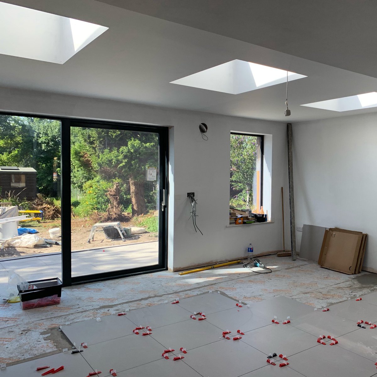 wearebba's tweet photo. #weareonsite at the #WrapAroundHouse in #Cambridge with #APConstruction. The tilers have made a great start on the ground floor. Everything is coming together nicely and is on track for hand over in two weeks. #wearebba @3cBuilding #CARStructures @KloeberUKLtd https://t.co/wtttL6GUfh