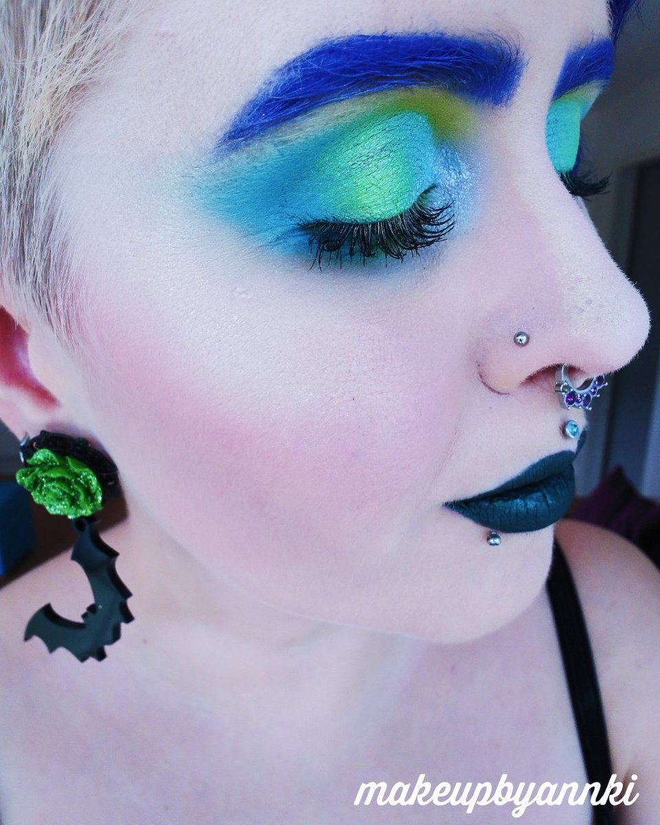 makeupbyannki's tweet photo. Todays #muotd โจ
๐ @lethalcosmetics
@MakeupRVLTN Cut Crease Canvas Halo
โจ @blackmooncosmetics
Glow Worm
๐ @lethalcosmetics Spectral
#makeupbyannki #brightmakeup #colourfulmakeup #lethalcosmetics #greenlips #greenmetalliclips #metalliclips #halfcutcrease #modifiedgirls https://t.co/dzapxXRL2L