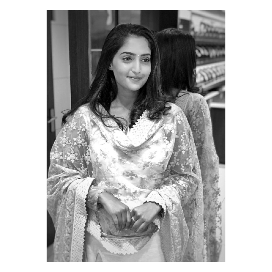 Reba_Monica's tweet photo. There's beauty in black and white as well ✨ https://t.co/A0dEVfzJYT