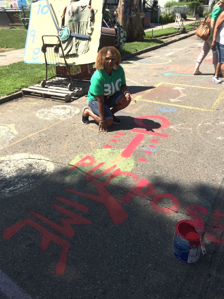 TaylorHarpsHope's tweet photo. DeLena listened to her SOUL today and created a self portrait at BOTH leaving to learn sites Heidelberg Project and Arts&amp;Scraps! “Stop THINKING so much and just CREATE!” #letitflow🙏🏾🌺 #thebang2019 #bestadvisoryever #artistspirit #upcycle https://t.co/cpEpgonGGj