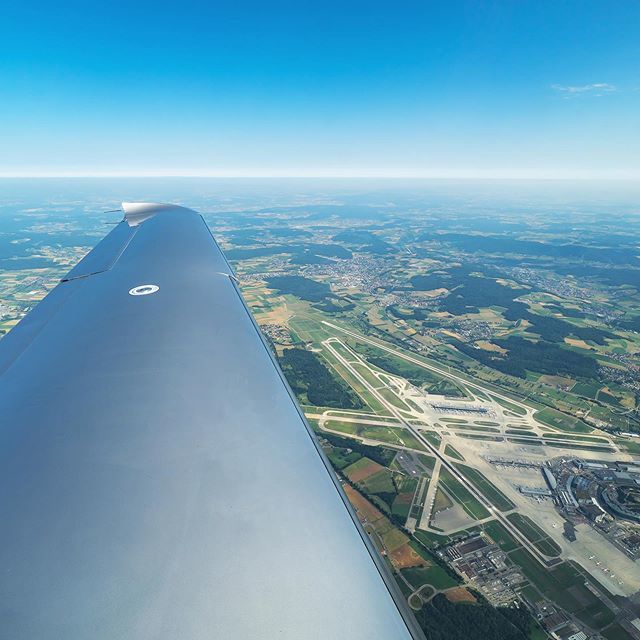 ErikBrouwer's tweet photo. For #wingviewwednesday an overview of Zürich Airport after departing from runway 28 in the @cirrusaircraft SR22T. The very tiny spot on the right side is @flywithchrisc in his Citation XLS, holding for departure. Only minutes after this, he had already o… https://t.co/GN7tBU4y6O https://t.co/2asTxturAw