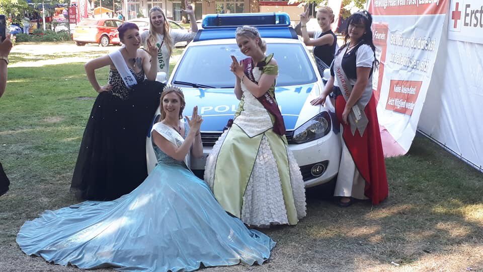 JahnkeTonie's tweet photo. hey, mister policemen 👮🏻‍♂️😏 #queen #girlsjustwannahavefun https://t.co/UsHXmapHNd