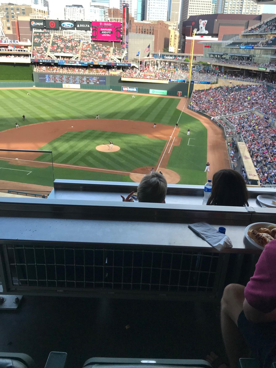 ACNielsenCenter's tweet photo. Paras Bansal, MBA '20 is enjoying the benefits of a @GeneralMills internship: "Jeanine Bassett, VP-GCI gave us an incredible networking opportunity inviting us to the General Mills Suite at Target Field while making sure to spend significant time with each intern individually." https://t.co/qQSjdyRw7B