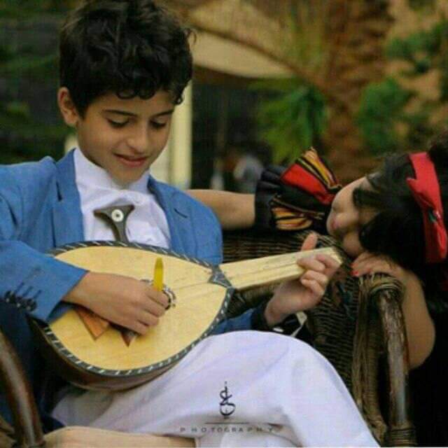 غنيت .. ياخلي من الشووق .. غنيت 
خل العرب .. عن ،حبكم .. يسمعوني 
علّهم .،،. يدرون، عني .. < وياااليت 
عن دارك ،الي،، تسكنه .. يوصفوني 
والله لاجيلك .،.، ( حامل الود ) للبيت
واروي ضمااا،،، قلبي ولهفة عيوني.