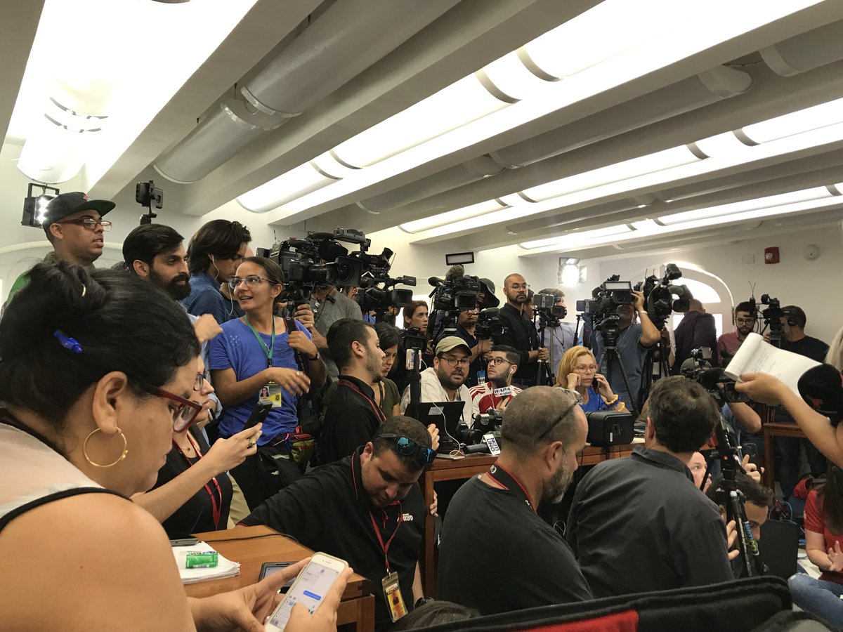 Maria_Soledad7's tweet image. A view at the cramped @fortalezapr press room as we wait for the announcement to start. #RickyRenucia #PRgovtcrisis