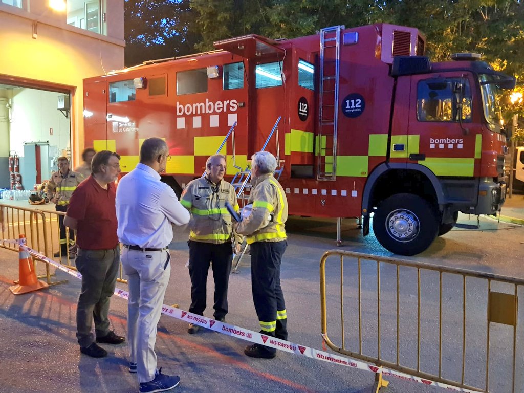 MiquelBuch's tweet photo. Ens trobem davant un foc amb una potencialitat de 2.000 hectàrees. Els equips de seguretat i emergències estan treballant intensament per reduir-lo el màxim possible. Seguiu els perfils oficials i extremeu la precaució. Màxima alerta. #IFCapellades https://t.co/vVofNLOtJj