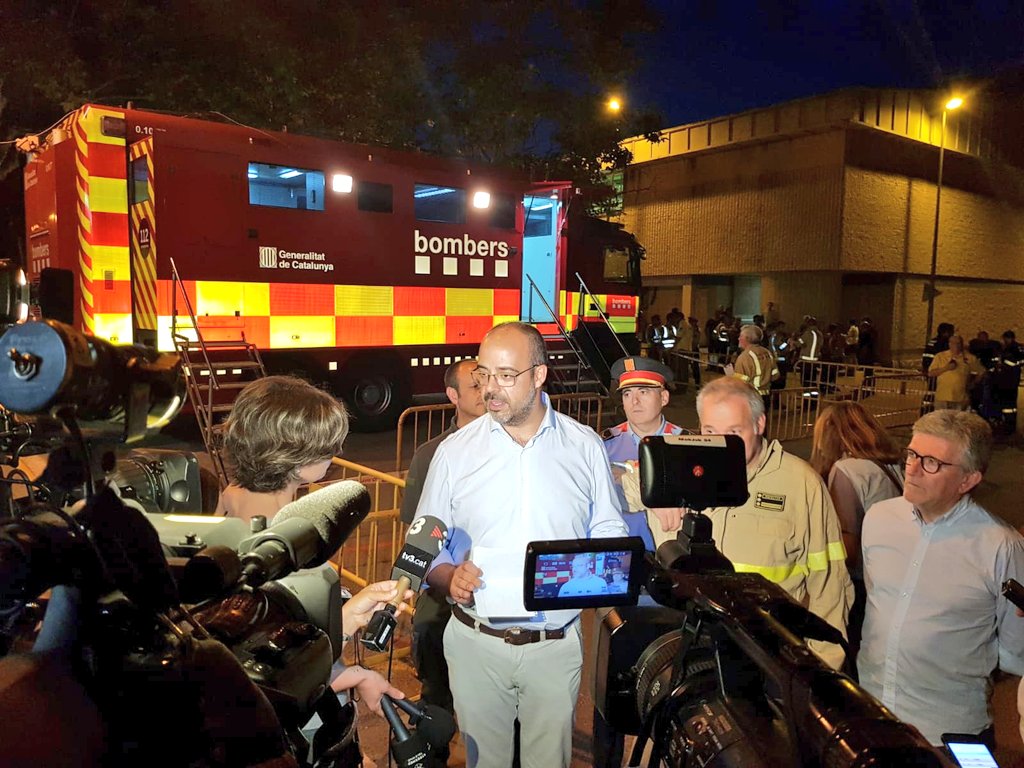 MiquelBuch's tweet photo. Ens trobem davant un foc amb una potencialitat de 2.000 hectàrees. Els equips de seguretat i emergències estan treballant intensament per reduir-lo el màxim possible. Seguiu els perfils oficials i extremeu la precaució. Màxima alerta. #IFCapellades https://t.co/vVofNLOtJj