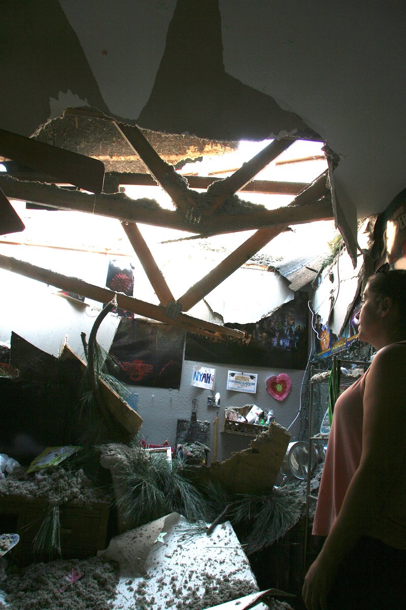 BrianWalkerID's tweet photo. Downed tree crushes Hayden home during Tuesday night's #storm. No injuries. 
#cdapress https://t.co/bfaBpjSfbd