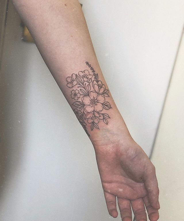 jherellejay's tweet photo. Thank you Olivia 🖤✨ . . #fineline #flower #tattoo @clarencestreettattoo #tattoo https://t.co/WOqH6wg7AQ https://t.co/GUDTlSb8a7