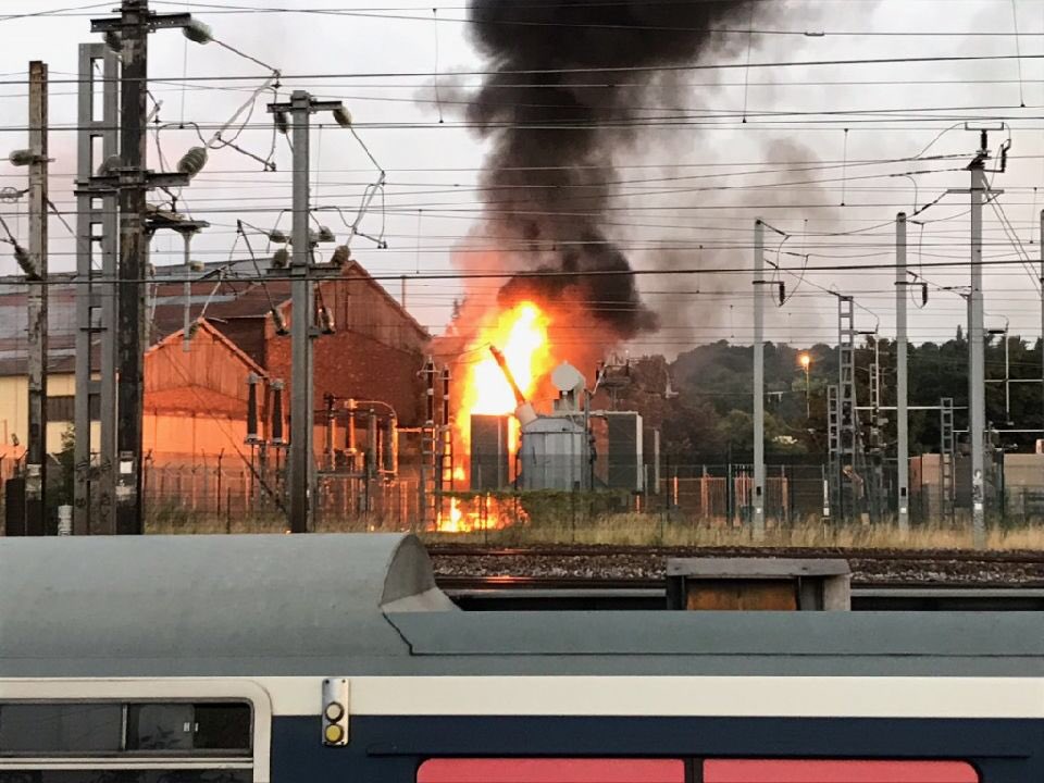 Incendie important à la sous station de Noisy: RER E et Ligne P à l’arrêt...la canicule a des conséquences dramatiques sur des milliers de voyageurs! La SNCF se mobilise 24/24 pour remettre les lignes en état...