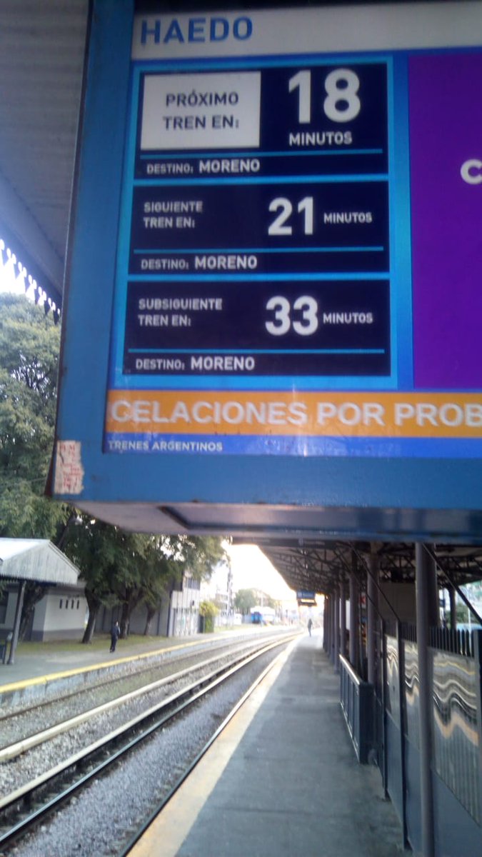 mariomazzitelli's tweet photo. La "dulce espera" en la estación de #Haedo a #Moreno. En hora pico, por momentos la frecuencia supera los 20'. Las formaciones son relativamente nuevas, pero el viaje muy lento. Doy testimonio que el servicio es peor que hace 50 años  #TrenSarmiento https://t.co/vWv5Q7Upxe