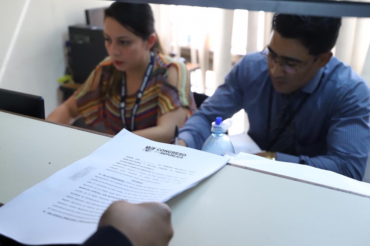 #AHORA La Comisión Permanente del Congreso presenta una querella penal ante los tribunales de justicia contra los Magistrados: Gloria Patricia Porras, Bonerge Mejía y José de Matta Vela.

Vía <a href="/JosevVega/">José Carlos Vega</a>