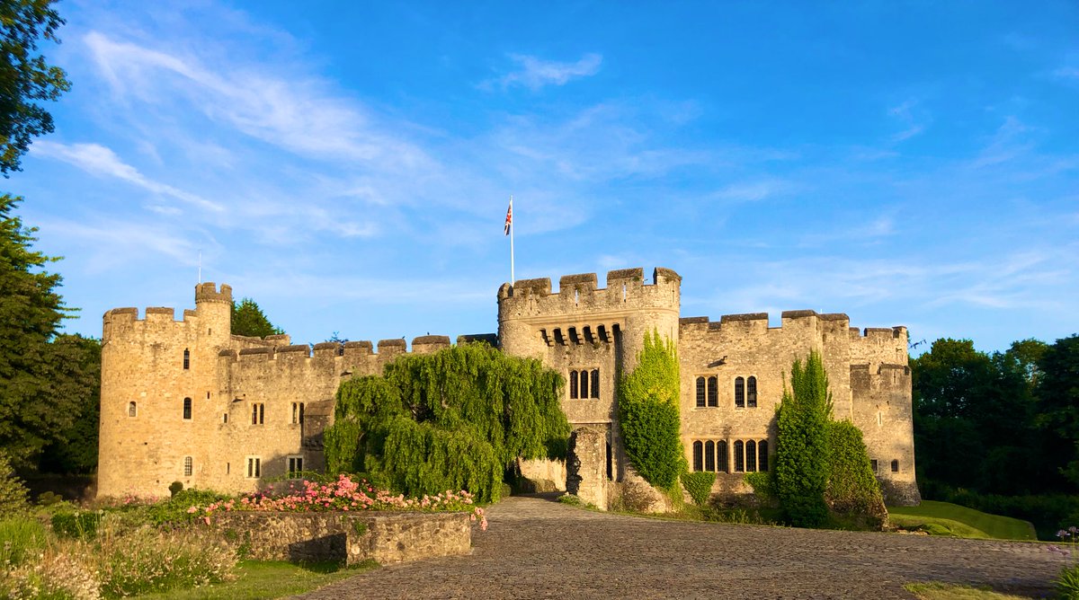 AllingtonCstle's tweet photo. When the sun’s coming down over the castle estate this evening! #Allington #AliingtonCastle #MaidstoneCastle #blueskies #castleviews #castleweddings #VIPWeddings #ExclusiveWeddings https://t.co/lWkBLaM15z
