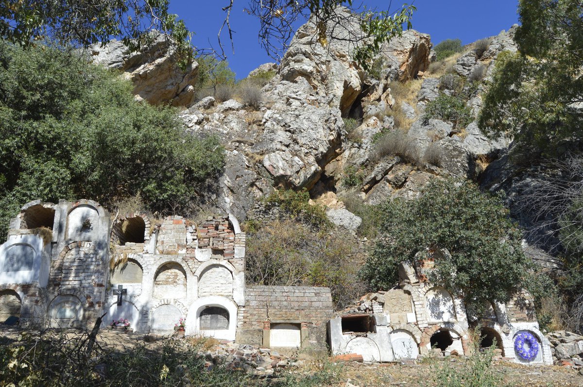 Antiguo cementerio de Capilla (Badajoz) a los pies de su castillo