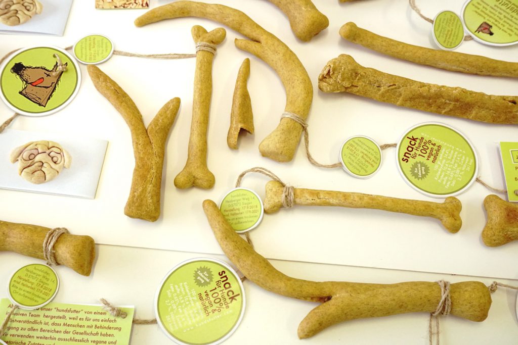 InfoHundsfutter's tweet photo. #Vegane #Kauknochen, damit alle Tiere gluecklich sind. Funny #vegan #chewingbones for all animals to be happy. #veganen #kausnacks für #Hunde #hundesnacks. #huesos #veganos para que todos los animales pueden vivir felices. https://t.co/70wcd8w95Y