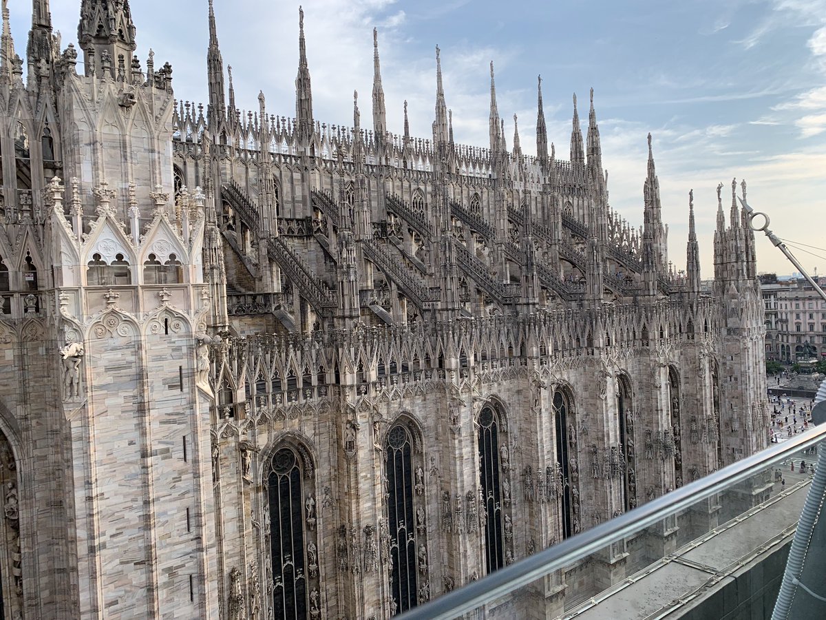 Escultura “Aguja, hilo y nudo” en #Milan 👌😎 por algo la llaman la capital de la moda 🤓👀 pero tiene muchos edificios históricos.