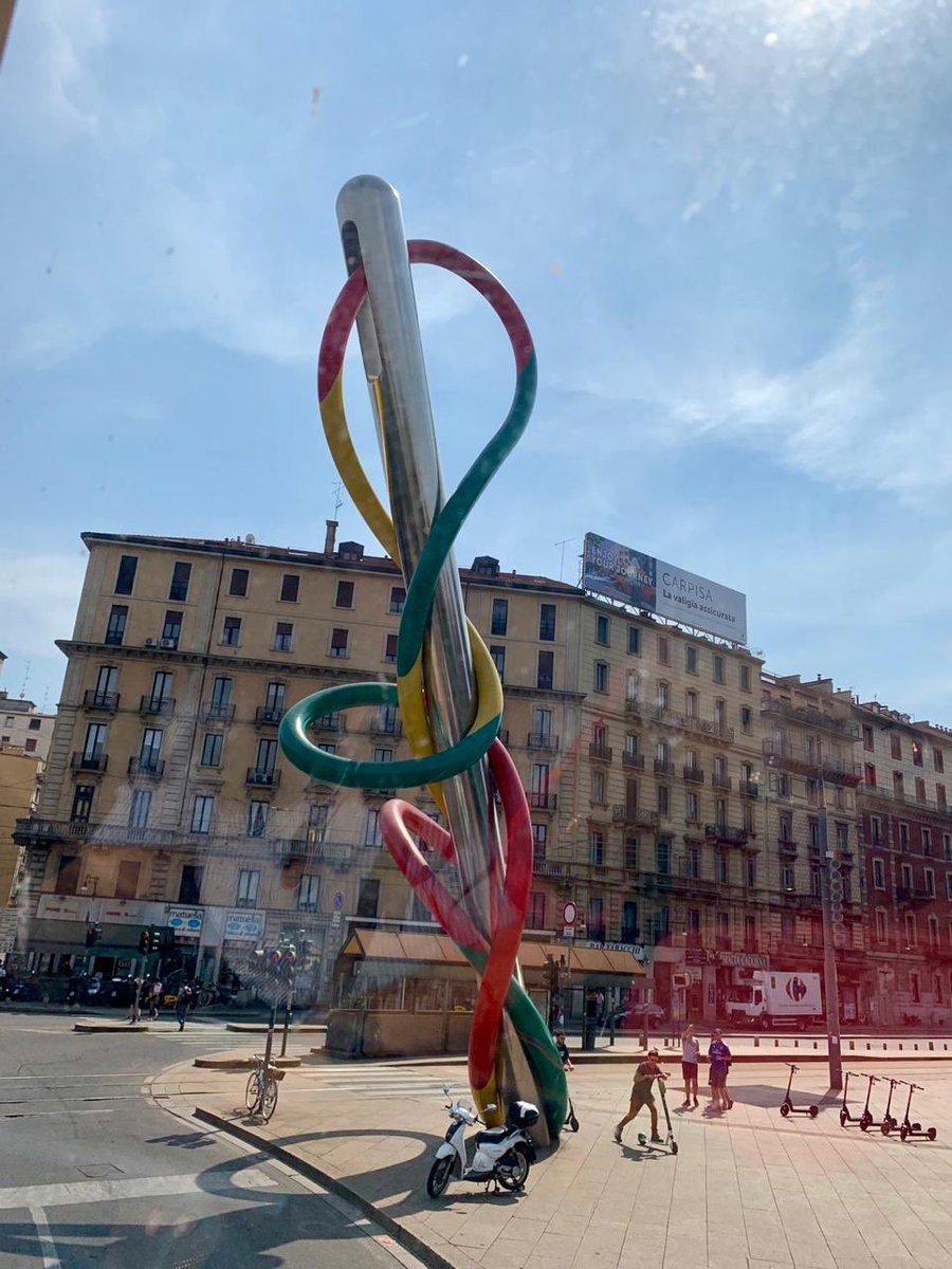 harrygrappa's tweet photo. Escultura “Aguja, hilo y nudo” en #Milan 👌😎 por algo la llaman la capital de la moda 🤓👀 pero tiene muchos edificios históricos. https://t.co/ZGb4gzUYtP