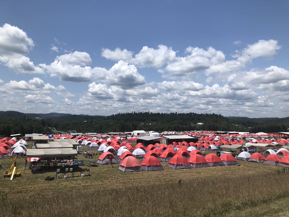 osakayouth's tweet photo. 【24WSJ ISTレポート】
今日は朝から絶好のお洗濯日和☀️!
雨の日続きでテントがジメジメし始めていましたが、ドアを全開にして乾燥させます!
ISTのテントは家形で、なんと2段ベッド!
大きなお友達でもビクともしません。
参加隊も全て揃い、一息ついたISTです。
#ScoutJamboree #24WSJ #JapanIST https://t.co/KJ7zHRFNn7