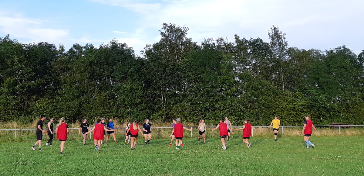 Allan_James6's tweet photo. Great to link up with the @MerchedRGC Squad tonight up @RhosRugbyClub with the East skills group. Big few weeks to come in prep for the upcoming season 💪#TinyAcorns https://t.co/edQYd73jrT