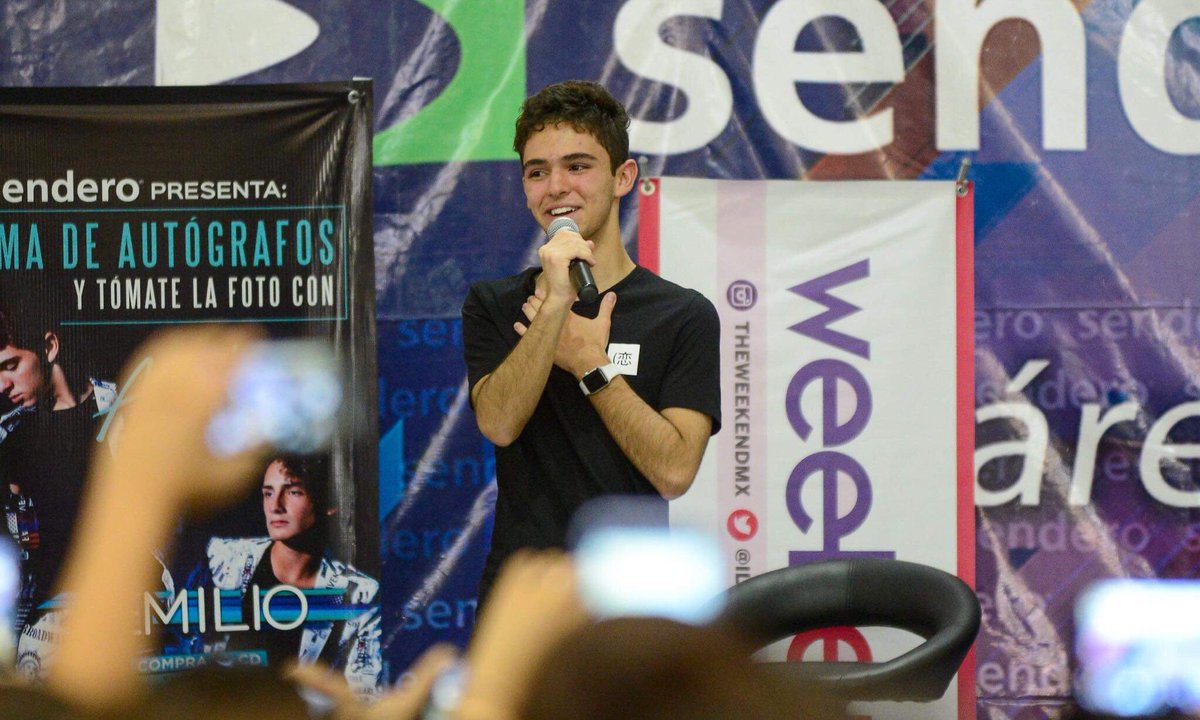 iloveweekendmx's tweet photo. Emilio Osorio y Joaquín Bondoni, los Aristemo, visitaron Cd. Juárez y así se vivió su firma de autógrafos 🎤🎼😍
Fotos: José Zamora 📷 
.
.
#aristemo #aristoteles #cuauhtemoc #aristemolaserie #aristemoislove #emilioosorio #joaquinbondoni #aristemojuarez #loveislove https://t.co/qvVQ4kq2yv