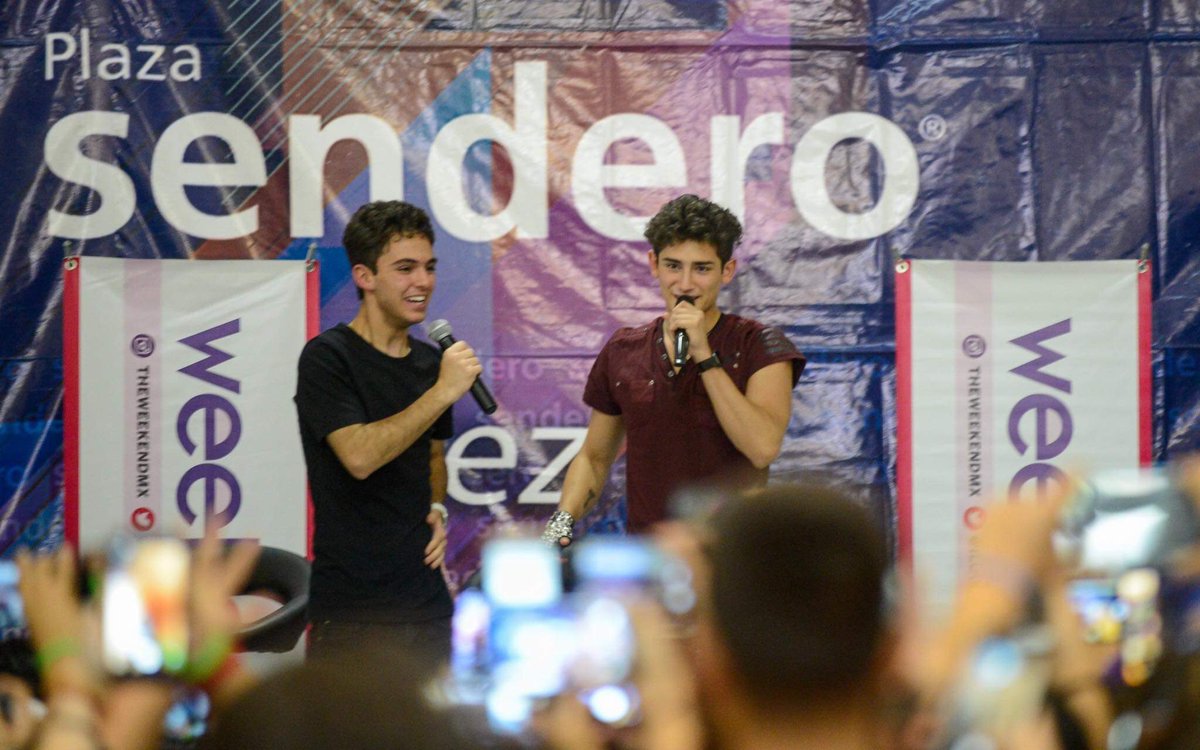iloveweekendmx's tweet photo. Emilio Osorio y Joaquín Bondoni, los Aristemo, visitaron Cd. Juárez y así se vivió su firma de autógrafos 🎤🎼😍
Fotos: José Zamora 📷 
.
.
#aristemo #aristoteles #cuauhtemoc #aristemolaserie #aristemoislove #emilioosorio #joaquinbondoni #aristemojuarez #loveislove https://t.co/qvVQ4kq2yv