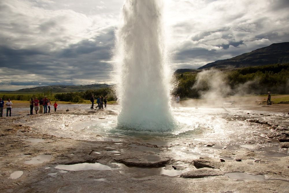 IcelandAdvice's tweet photo. Make the most of your summer stopover in Iceland with this 4 day tour package. Visit the most popular attractions Iceland has to offer such as the Golden Circle, the South Coast, magnificent waterfalls and relax in the Blue Lagoon. 👉 https://t.co/N8mcHqUf65 https://t.co/zQu4F2zgUC