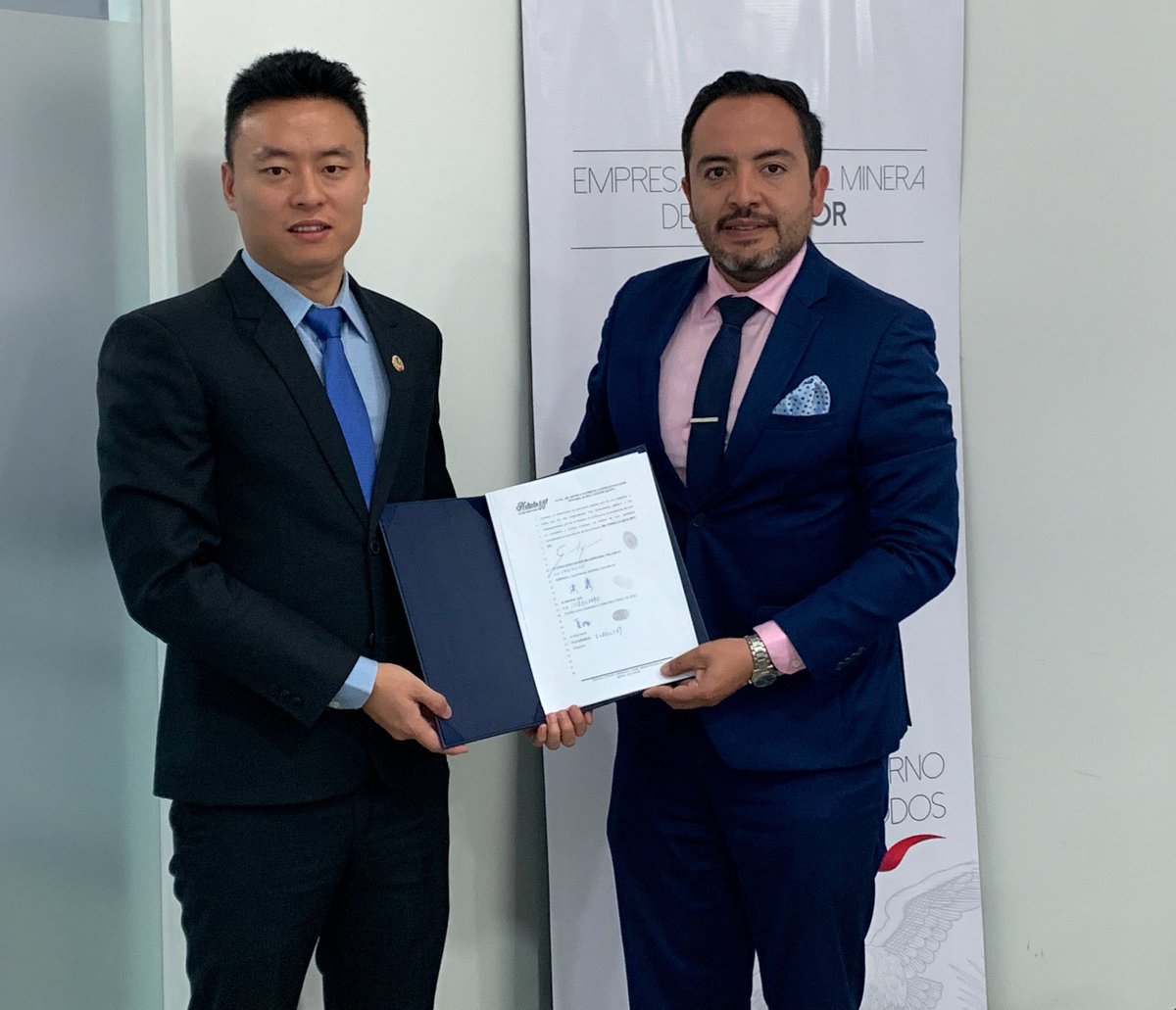 ENAMIEPECUADOR's tweet photo. 📌 [BOLETÍN DE PRENSA] 📄 Firma de la minuta modificatoria de la cláusula séptima del contrato de cesión y transferencia de derechos mineros entre la #EnamiEp y @YankuangEc. Más información en ➡️ https://t.co/YwFan10olU #MineríaConResponsabilidad https://t.co/5YECSrqdja