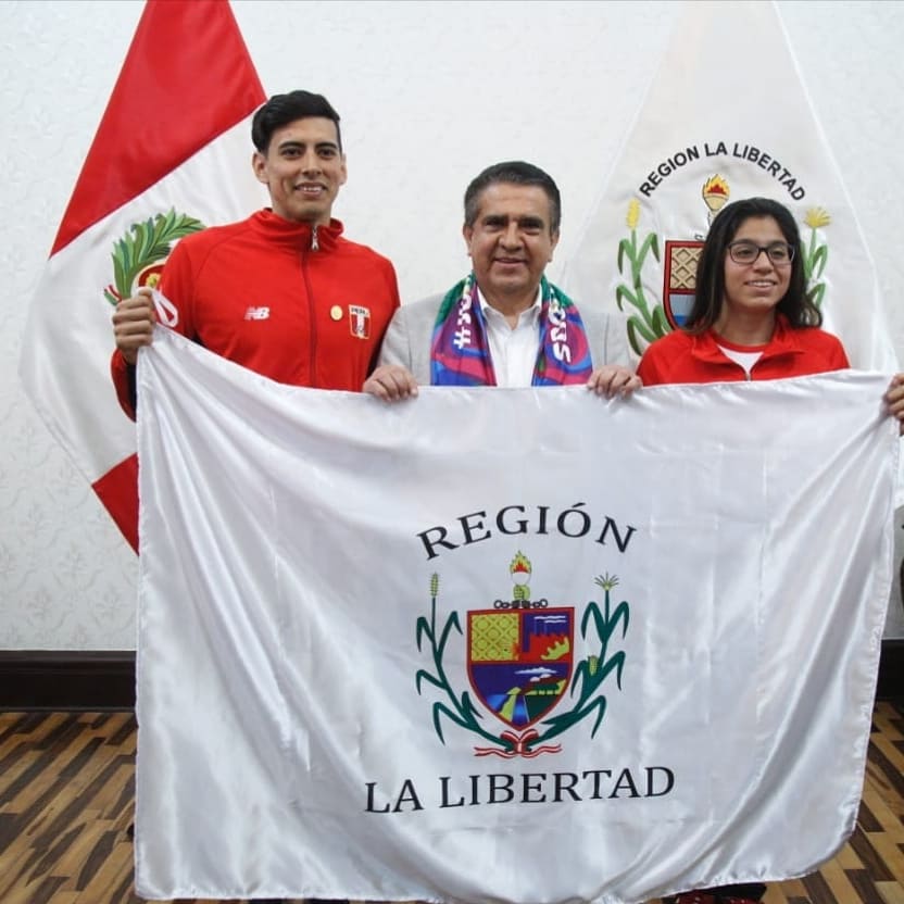 natacionperu's tweet photo. Rumbo a los #Panamericanos2019
Los nadadores liberteños Miguel Zavaleta y Andrea Hurtado recibieron la bandera de La Libertad de parte del Gobernador Regional Manuel Llempen.
#fdpn https://t.co/n1UqvjMCLj