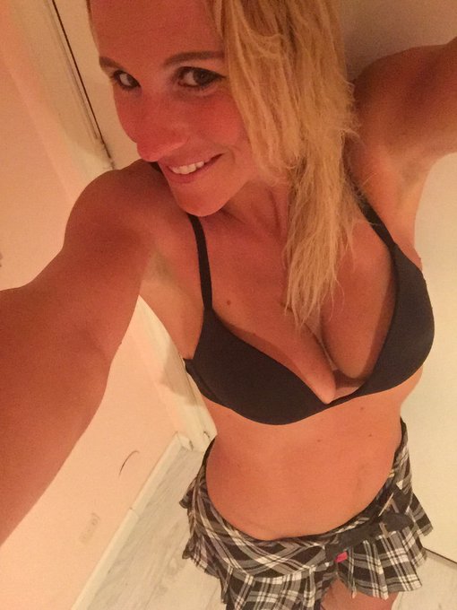 Vi aspetto davanti alla porta di casa alle 24 faccio entrare tutti!!! Gustatevi la diretta su https://t<a href="/tag/live"class="tags"><span>#live</span></a><a href="/tag/liveshow"class="tags"><span>#liveshow</span></a><a href="/tag/michelleferrari"class="tags"><span>#michelleferrari</span></a>