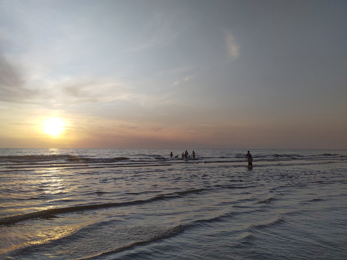 Na een bijzonder warme sinterklaas 's avonds afkoelen in de zee