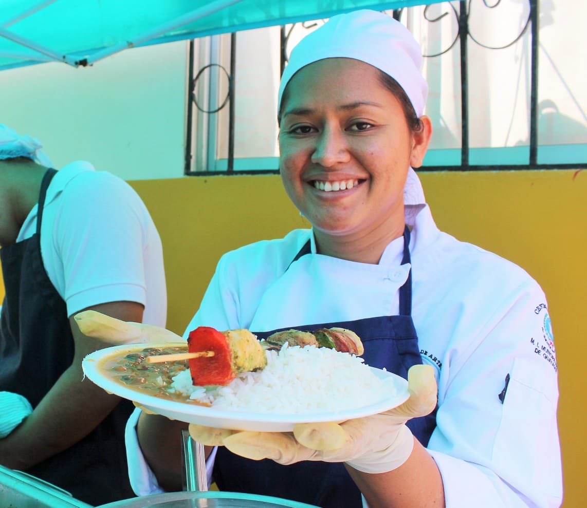 JorgeAcaiturri's tweet photo. Guayaquil no solo es una ciudad maravillosa, la complementa su comida típica, hecha con amor, además de disfrutar #raices aprovechamos la feria gastronómica del Centro Amazonas para comer un rico caldo de salchicha !! Nuestras beneficiarias si que saben llegar a nuestro corazón. https://t.co/cP9vvSpjiM
