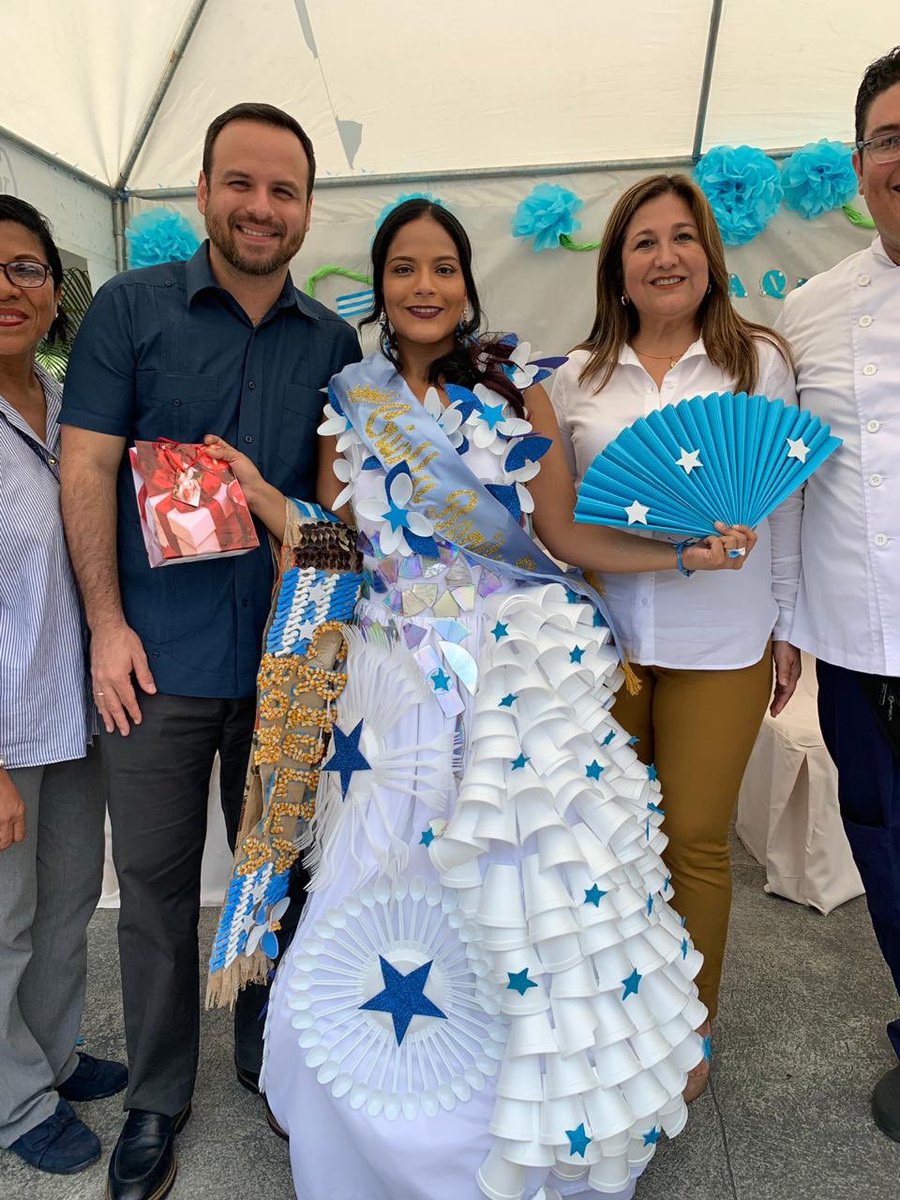 JorgeAcaiturri's tweet photo. Guayaquil no solo es una ciudad maravillosa, la complementa su comida típica, hecha con amor, además de disfrutar #raices aprovechamos la feria gastronómica del Centro Amazonas para comer un rico caldo de salchicha !! Nuestras beneficiarias si que saben llegar a nuestro corazón. https://t.co/cP9vvSpjiM