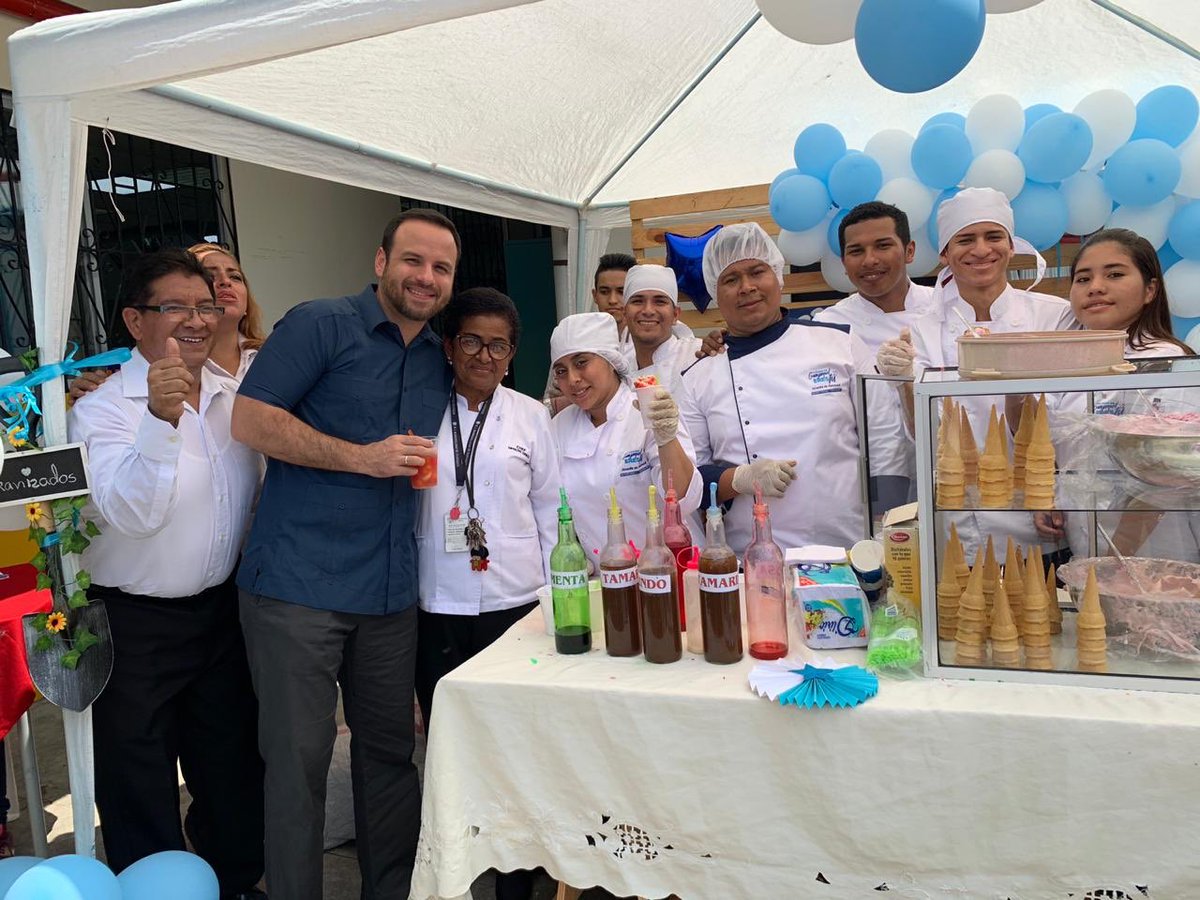 JorgeAcaiturri's tweet photo. Guayaquil no solo es una ciudad maravillosa, la complementa su comida típica, hecha con amor, además de disfrutar #raices aprovechamos la feria gastronómica del Centro Amazonas para comer un rico caldo de salchicha !! Nuestras beneficiarias si que saben llegar a nuestro corazón. https://t.co/cP9vvSpjiM