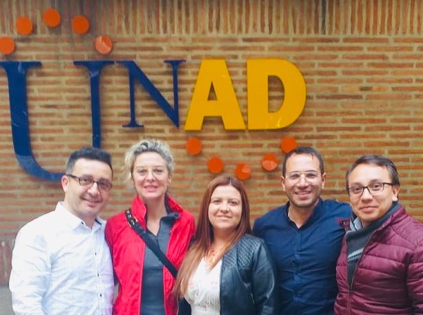 Margaritarosadf's tweet photo. Ya soy estudiante de Filosofía en la UNAD. En cinco años los invito a mi grado. Aquí con Viviana Vargas, Decana de Ciencias Sociales, Artes y Humanidades y algunos de mis profesores. ¡Gracias! @UniversidadUNAD https://t.co/axM9dA8IwH