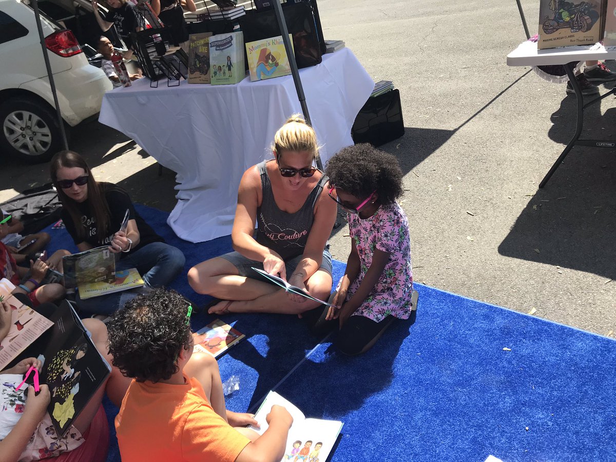 Mrs_Wood_22's tweet photo. So much fun at @YatesSCSD and @Hamilton_Elem today with many friends returning and checking out new books from the bookmobile! @CarrieWhite55 @Nascarteacher24 @jen70mar @Mrs_Marotta_lib @scsdkey2lit @KristiZ23 https://t.co/p89cGGbwdj