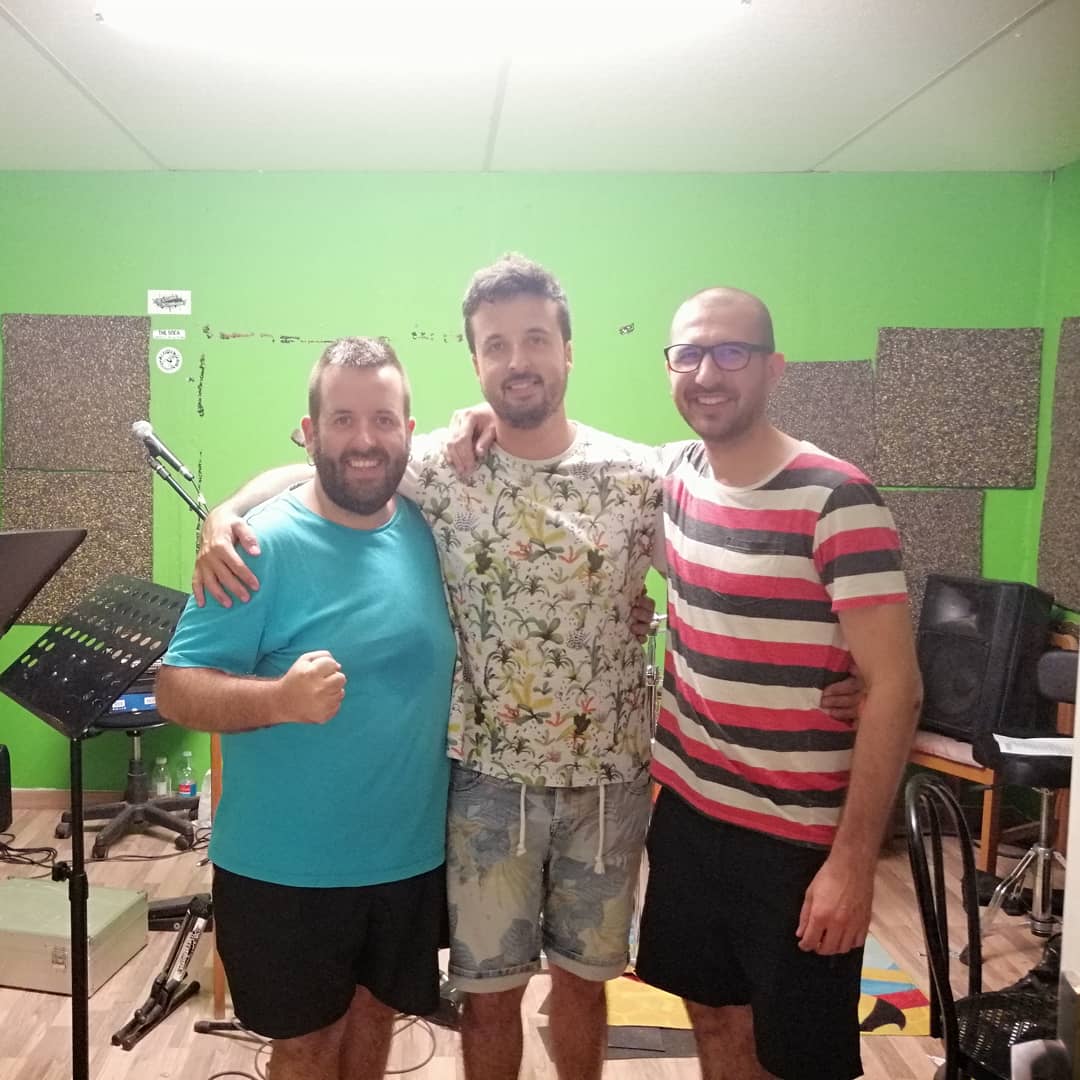 Garrapinyats's tweet photo. Bye bye local! Una nova etapa comença! Les Almorranes viuen, la música sigue! #música #ska #punk #determe #maiseremgentdeprofit https://t.co/quvtCVs94W