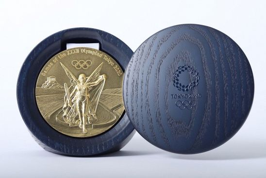doshinweb's tweet photo. 東京五輪メダル　ケースは津別の「山上木工」が製造
https://t.co/84yQzh7OBE

円形の本体の下部に平らな部分があり、立てられる木製ケース。本体とふたは磁石でくっつく https://t.co/1NXnImsoqV