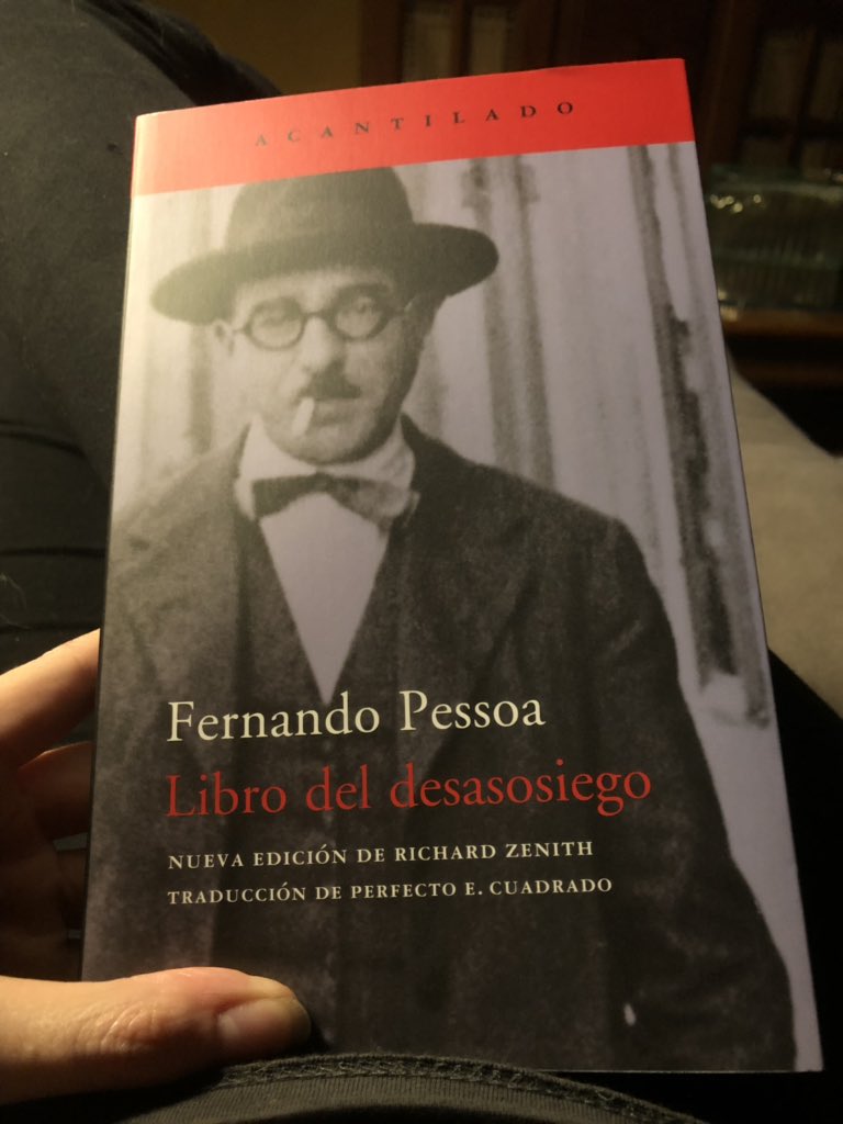 AgataVehi's tweet photo. Leyendo y releyendo. #joyasliterarias #leoycomparto #Pessoa #Librodeldesasosiego #Byatt #ElLibroDeLosNiños ❤️❤️ https://t.co/jWiZNdID9B