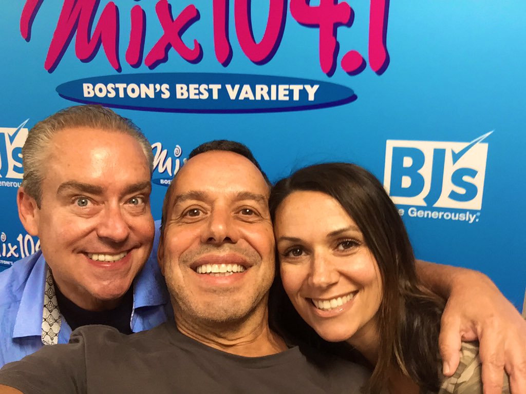 greggandfreddy's tweet photo. Aww, So great to have our girl @_KellyMalone back home @Mix1041 for the afternoon with us on our show! 😆💕 #truefriends #mixfam #goldfriends @GreggDaniels @FastFreddyMurph https://t.co/WnemeDwhle