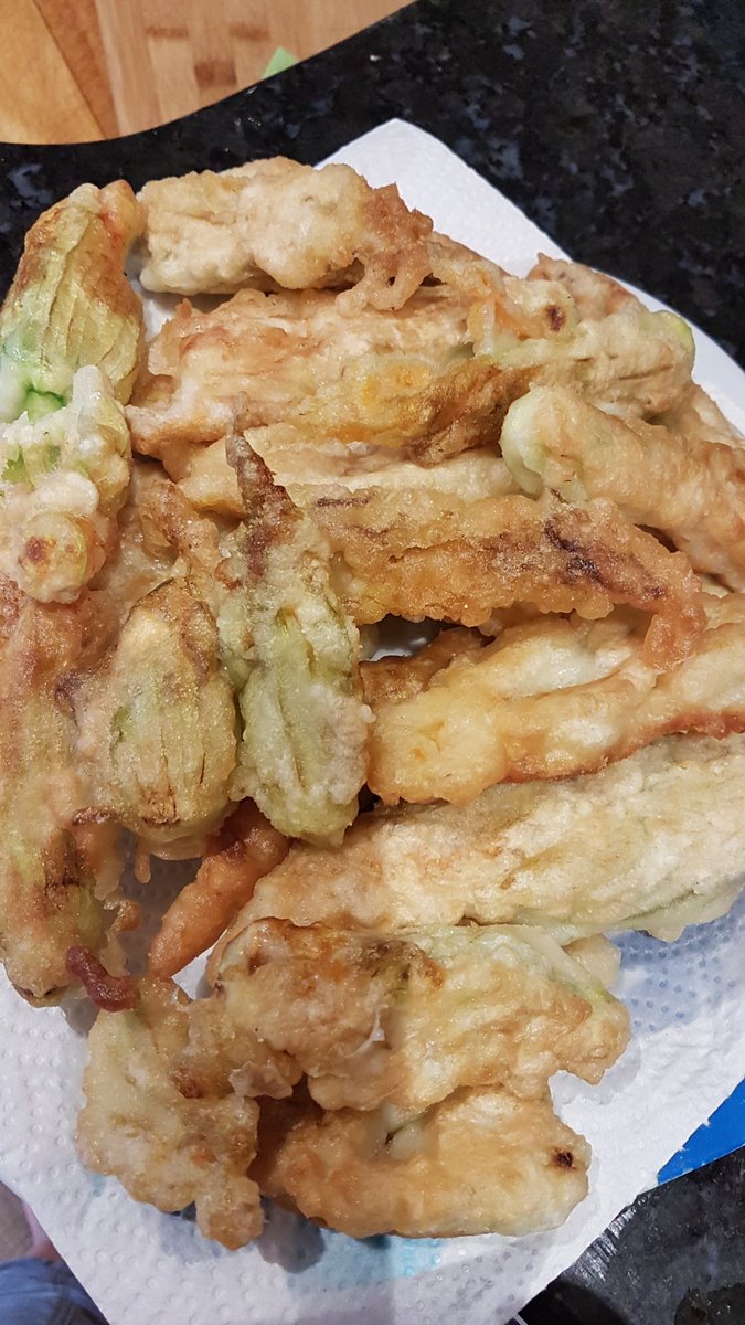 TriciaDeb21's tweet photo. Zucchini flowers....yum #definitelynotketo https://t.co/3aXmRRKp7N