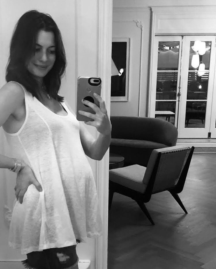 iloveweekendmx's tweet photo. Con esta imagen la actriz Anne Hathaway ha anunciado que espera a su segundo hijo ❤️👶🏻 @annehathaway
.
.
#annehathaway #babybump #babyiscoming #baby #babyontheway #babyonboard #momtobe #mom #sweethope #actress #celebrities https://t.co/FHJCpDm7Ty
