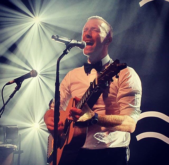 __Dartin's tweet photo. 😍😍 #chrismartin #EJAFMidsummer via Rhonda Richford ig https://t.co/2rKRupYEuA