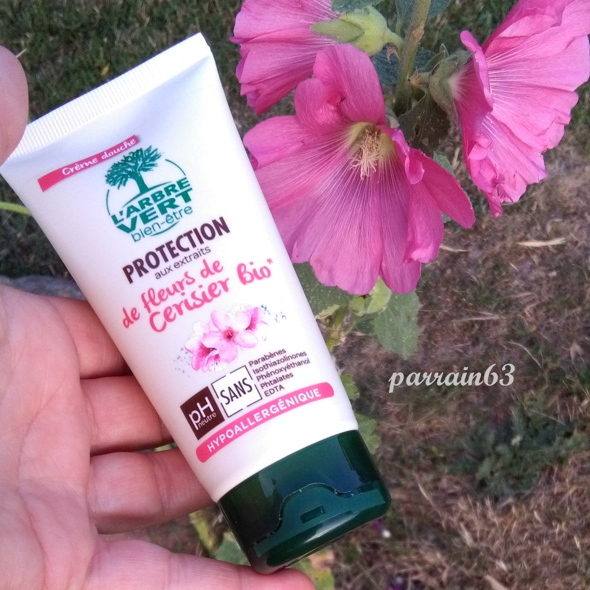 Parrain_63's tweet photo. Test en cours : la crème douche PROTECTION de L'ARBRE VERT aux extraits de fleurs de cerisier bio.
1ère impression : la peau est toute douce après la douche 💕
#parrain63 #testeuse #beaute #hygiene #douche #cremedouche #famille #larbrevert #ecologie #bienetre #protection #bio https://t.co/WH58KYqHp7