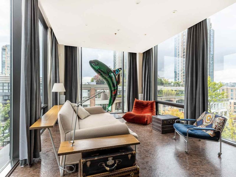 This penthouse at the Iliad features oversized windows, exposed concrete, private rooftop patio with lap pool, &amp; a plethora of Architectural details 🙌

Check out the pool -> vancitylofts.com/r2391619-ph-12…

PH 1245 Homer St | $4,995,000

Listed by WESTSIDE Tom Gradecak Realty