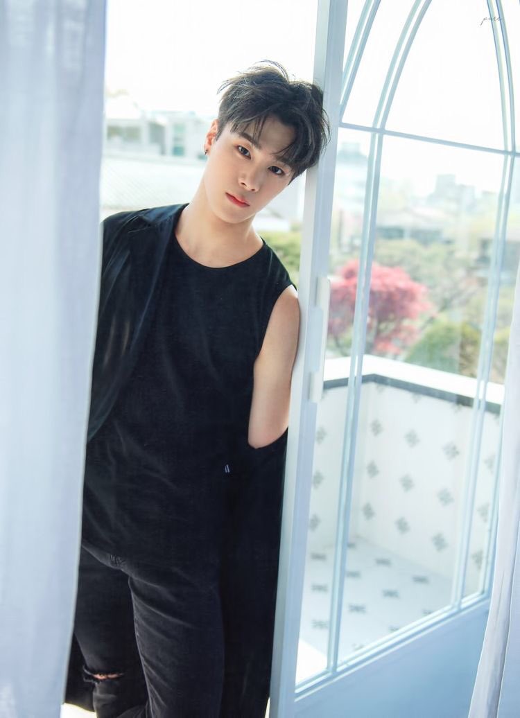 M00NBINPICS's tweet photo. thank you for ten followers! #MOONBIN #ASTRO #AROHA https://t.co/6eeiIFGWXb