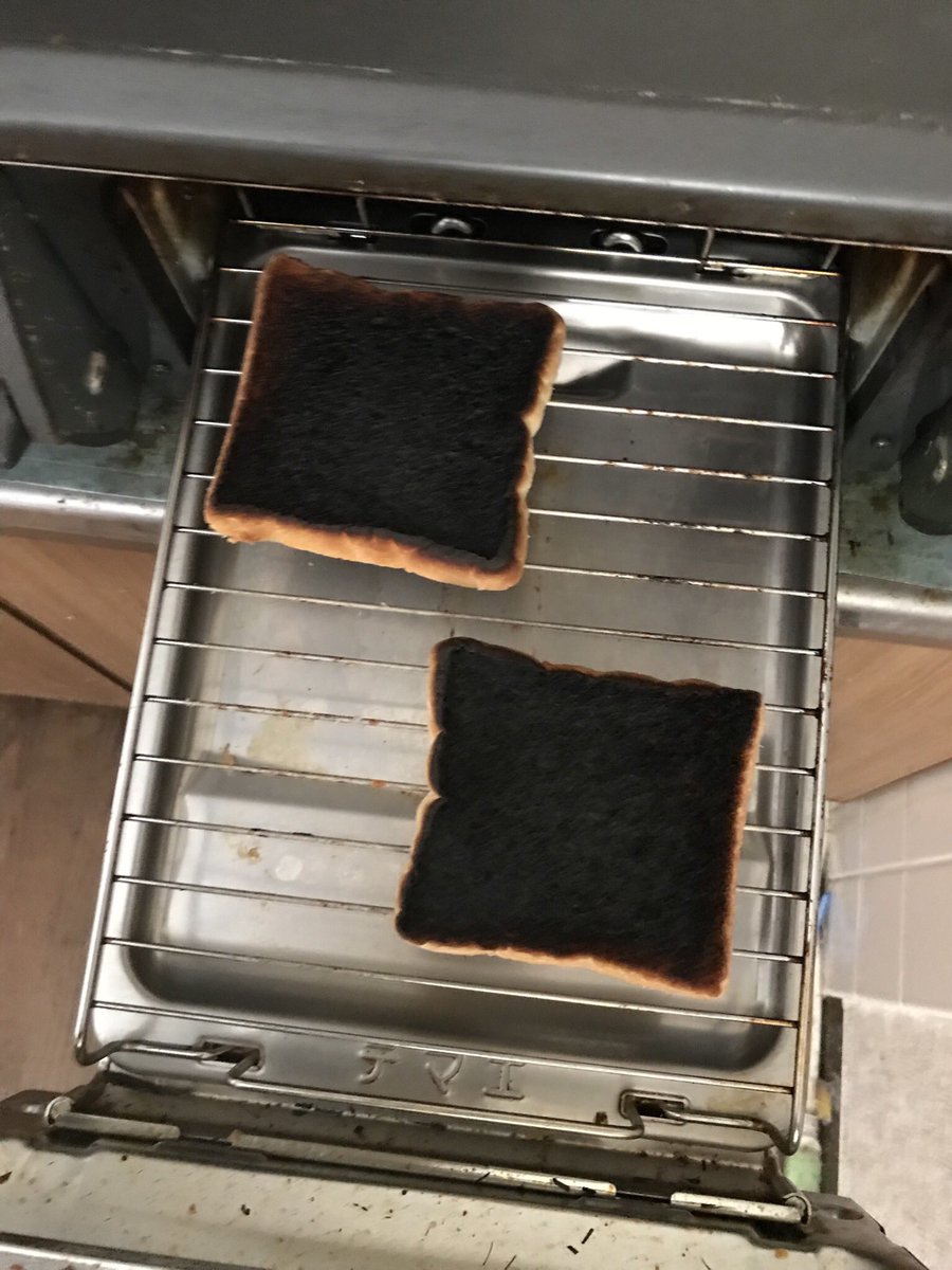 ひろみかんぼう 冷凍パンを初めて魚焼きグリルで焼いたら時間わからなくて黒コゲになりました 焦げた部分カットしたら ペラッペラに でも美味しかった