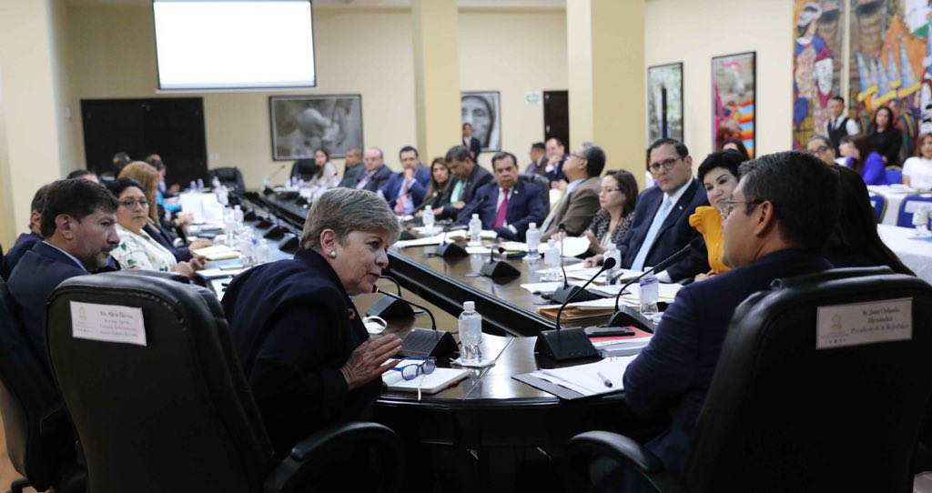 JuanOrlandoH's tweet photo. Exitosa reunión con la Secretaria Ejecutiva de la @cepal_onu, @aliciabarcena, quien presentó el Plan de Desarrollo Integral del Tri��ngulo Norte de CA. Coincidimos en que debemos seguir trabajando en conjunto, por una región de oportunidades y de mucha prosperidad. https://t.co/pr9OfE9Kkb