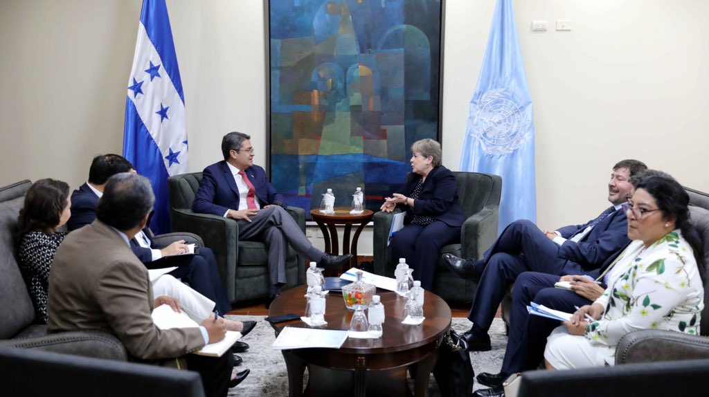 JuanOrlandoH's tweet photo. Exitosa reunión con la Secretaria Ejecutiva de la @cepal_onu, @aliciabarcena, quien presentó el Plan de Desarrollo Integral del Tri��ngulo Norte de CA. Coincidimos en que debemos seguir trabajando en conjunto, por una región de oportunidades y de mucha prosperidad. https://t.co/pr9OfE9Kkb