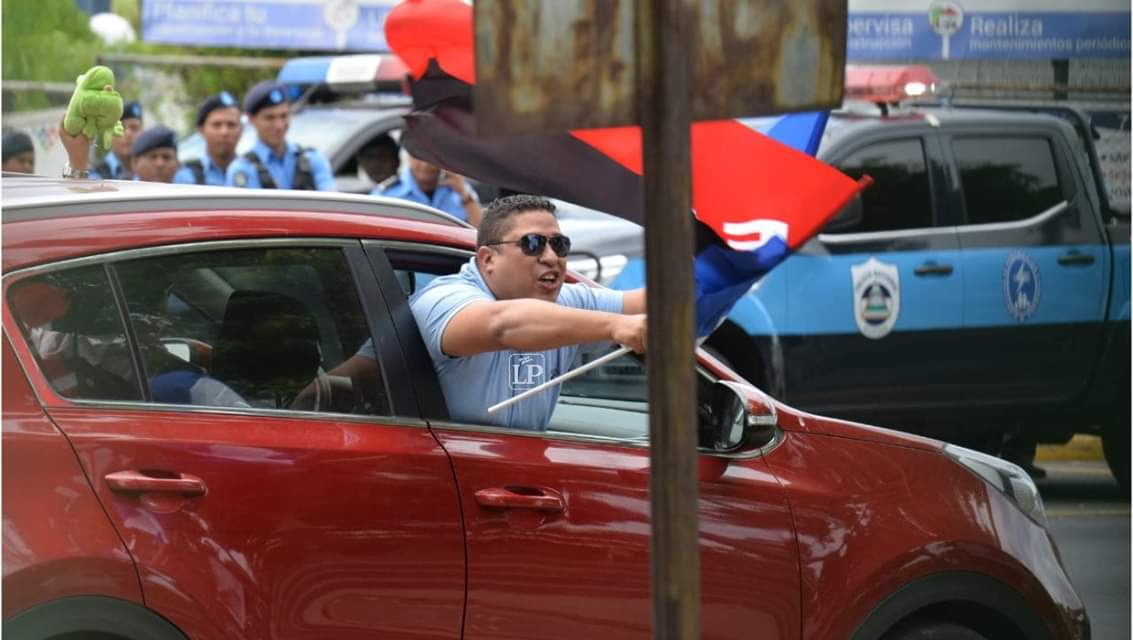 ElZurdoNica's tweet photo. Pero que valientes y rebeldes se ven desde su proletaria Toyota Rav4, papi estara orgulloso de su "Heroica gesta revolucionaria" todo esto acabará en una plática solidaria en el bunker del The Reef...
#SocialistasDeChanel
#OrgulloDePapi https://t.co/clDLJ8fK9M