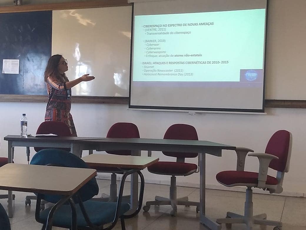 Apresentação da doutoranda Júlia Loose, no Encontro Nacional da ABRI, hoje em Belo Horizonte.